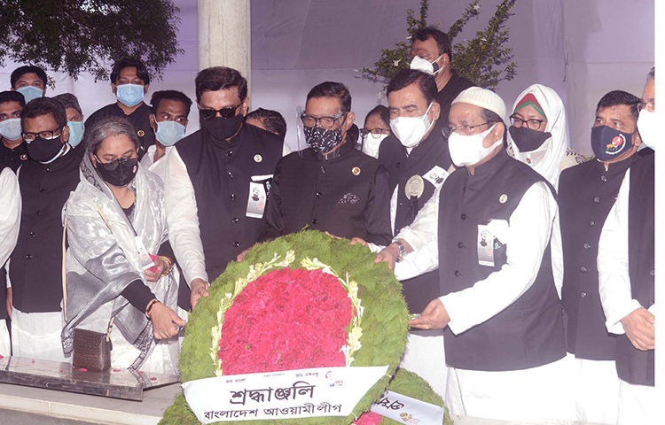 বঙ্গবন্ধুর প্রতিকৃতিতে শ্রদ্ধা জানাতে আরো উপস্থিত ছিলেন তথ্যমন্ত্রী হাসান মাহমুদ, শিক্ষা মন্ত্রী দীপু মনি, সভাপতিমণ্ডলীর সদস্য জাহাঙ্গীর কবির নানক, অসীম কুমার উকিল, খাদ্য মন্ত্রী আব্দুর রাজ্জাক, আওয়ামী লীগের যুগ্ম-সাধারণ সম্পাদক মাহবুবউল-আলম হানিফ এমপি প্রমুখ। ছবি: সংগৃহীত