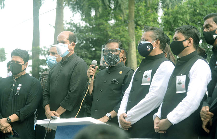 বঙ্গবন্ধুর প্রতিকৃতিতে শ্রদ্ধা জানাতে গিয়ে জাতির পিতার কর্মময় জীবনের বিভিন্ন দিক তুলে ধরে বক্তব্য রাখেন আওয়ামী লীগের সাধারণ সম্পাদক ওবায়দুল কাদের। ছবি: সংগৃহীত