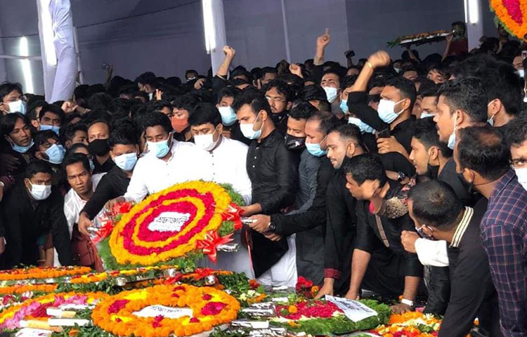 বঙ্গবন্ধু শেখ মুজিবুর রহমানের প্রতিকৃতিতে বাংলাদেশ ছাত্রলীগের সদস্যরা শ্রদ্ধা নিবেদন করেন। ছবি: তারিকুল আরজু