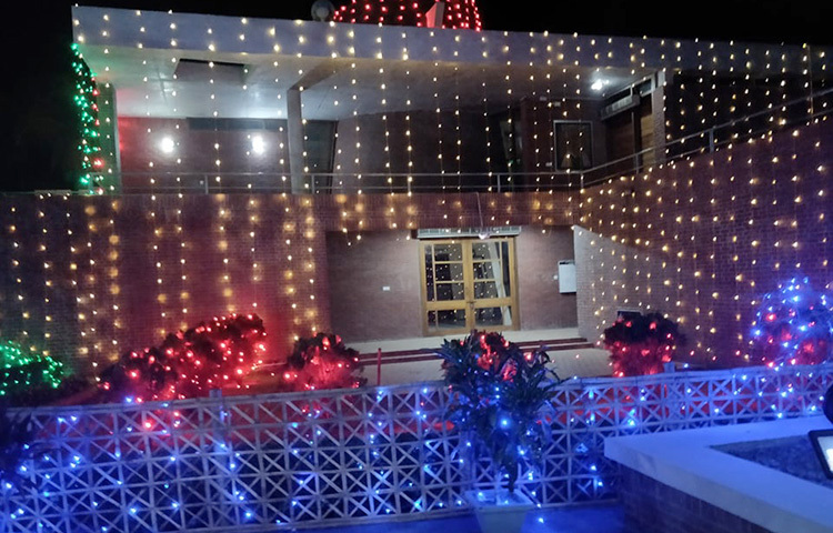 সন্ধ্যার পরে জনসাধারণের প্রবেশাধীকার সীমিত হলেও দূর দুরান্ত হতে এ আলোকসজ্জা দেখতে মানুষের ভিড় বাড়ছে। গত বছর ও এমন আলোকসজ্জায় সজ্জিত করা হয়েছিল। ছবি: মেহেদী হাসান