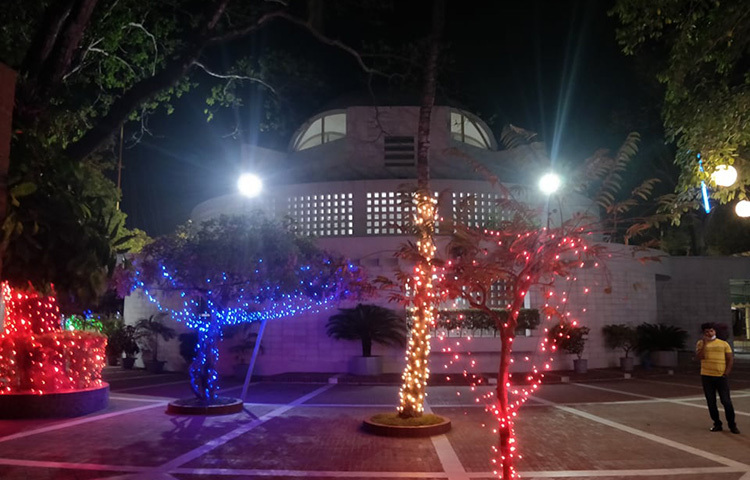 স্থানীয় পৌর কাউন্সিলর আলমগীর শেখ বলেন, আমরা অনেক ভাগ্যবান বঙ্গবন্ধুর এলাকায় জন্ম নিয়ে। ছবি: মেহেদী হাসান