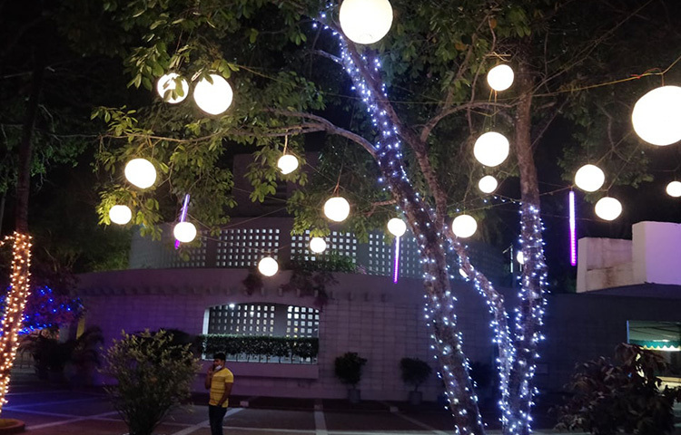 ইভেন্ট ম্যানেজম্যান্ট রঙ রোদ্দুরের কো ফাউন্ডার ফারহানা আলম বলেন, ১৭ তারিখের আগেই সব আলো জ্বেলে দেয়া হলে আরো সুন্দর লাগবে দেখতে। ছবি: মেহেদী হাসান