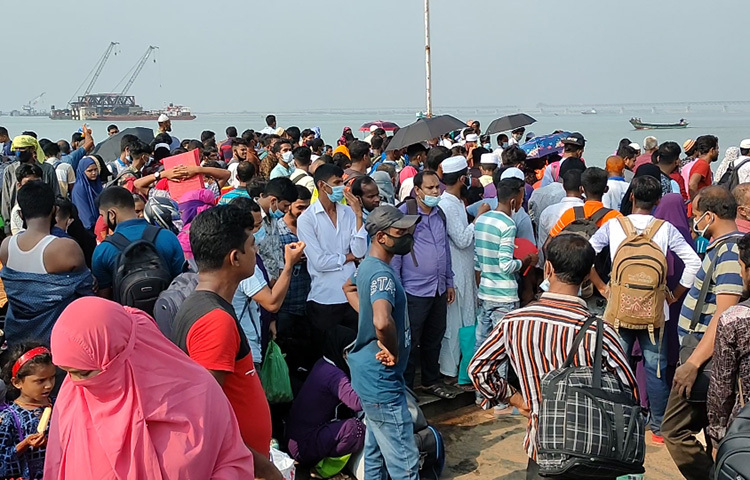 এদিকে নিষেধাজ্ঞা সত্ত্বেও ভোর থেকে নদী পারাপারের জন্য ঘাট এলাকায় এসে জড়ো হয়েছেন হাজার হাজার যাত্রী। ৩ নম্বর শিমুলিয়া ফেরিঘাটে উপচেপড়া ভিড় দেখা গেছে। ছবি: আরাফাত রায়হান সাকিব
