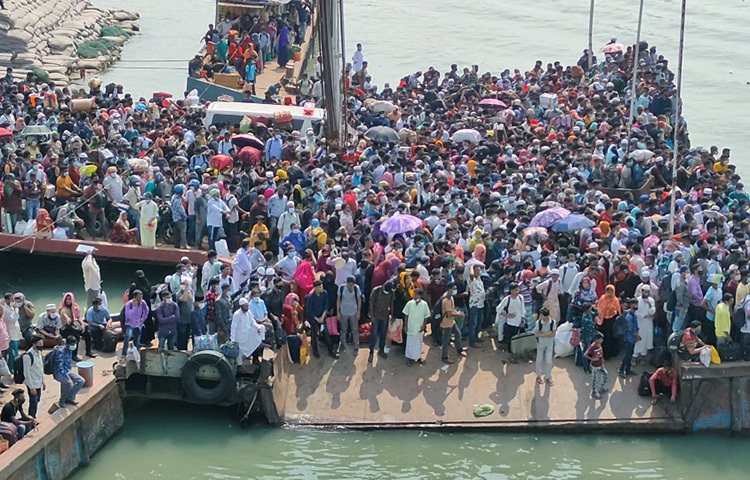 ফেরিঘাটের পন্টুনে যাত্রী থৈ থৈ করছে। ছবি: আরাফাত রায়হান সাকিব