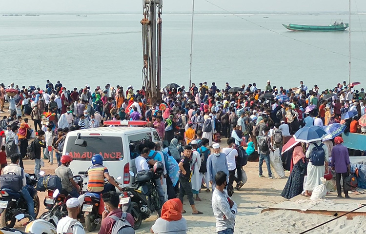 ফেরিতে উঠবে বলে ঘরমুখো মানুষ তীর্থের কাকের মত অপেক্ষা করছেন। ছবি: আরাফাত রায়হান সাকিব