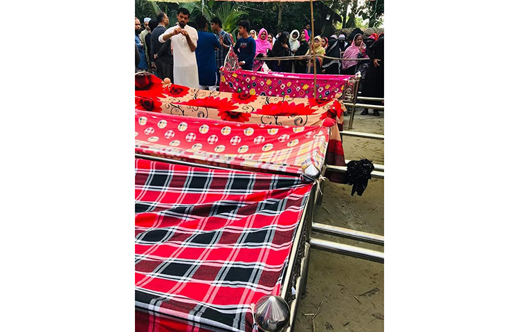 শনিবার (২৩ নভেম্বর) সকাল সাড়ে ১০টার দিকে কনকসার বটতলা গ্রামের ব্রাহ্মণগাঁও উচ্চ বিদ্যালয় মাঠে জানাজা শেষে হলদিয়া সাতঘড়িয়া কবরস্থানে তাদের মরদেহ দাফন করা হয়।