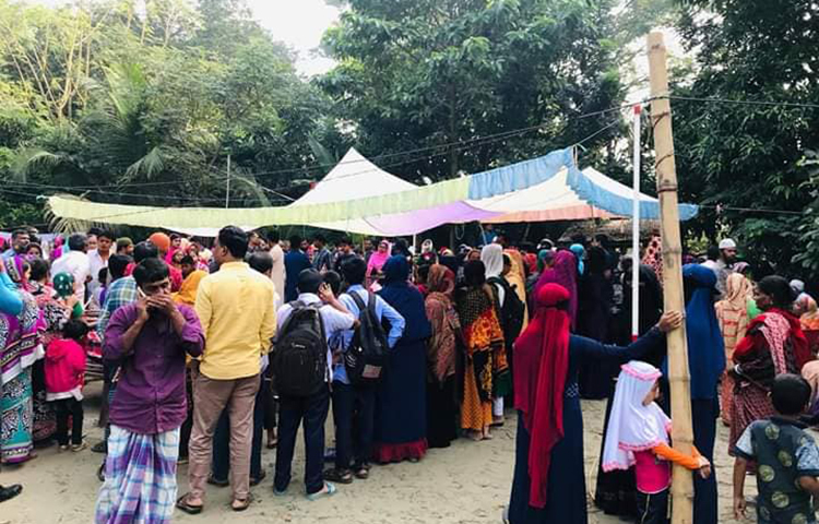 অন্যদিকে নিহত মাইক্রোবাসচালক বিল্লালের মরদেহ লৌহজং উপজেলার নাগেরহাটে নিজ গ্রামে জানাজা শেষে দাফন করা হয়। একসঙ্গে ৯ জনের মৃত্যুতে এলাকায় শোকের ছায়া নেমে এসেছে।