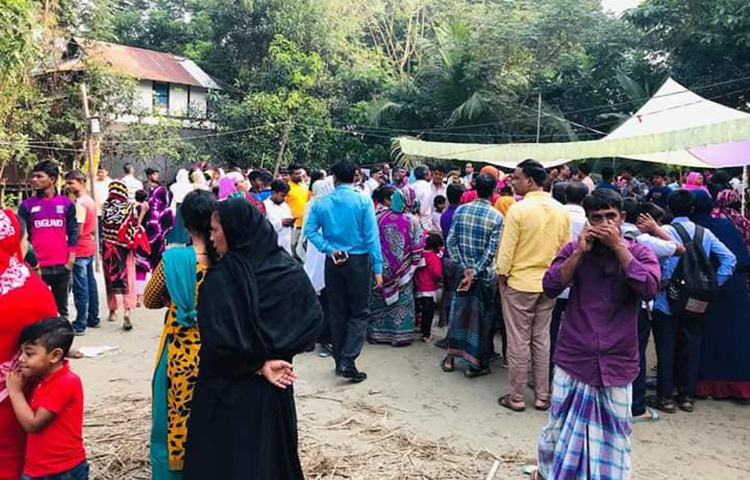 গতকাল শুক্রবার (২২ নভেম্বর) দুপুরে মুন্সীগঞ্জের শ্রীনগরে যাত্রীবাহী বাসের সঙ্গে বরযাত্রীবাহী মাইক্রোবাসের মুখোমুখি সংঘর্ষে ৯ জন নিহত হন। নিহতদের দেখতে আসা মানুষের ঢল।