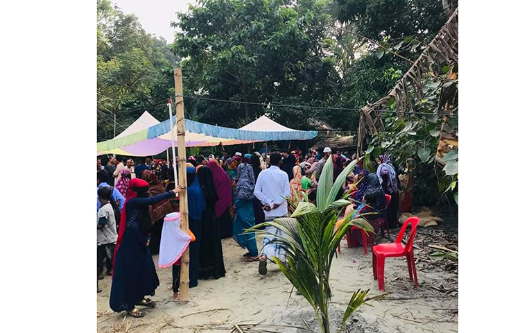 মরদেহ দেখতে এসেছেন গ্রামবাসী।