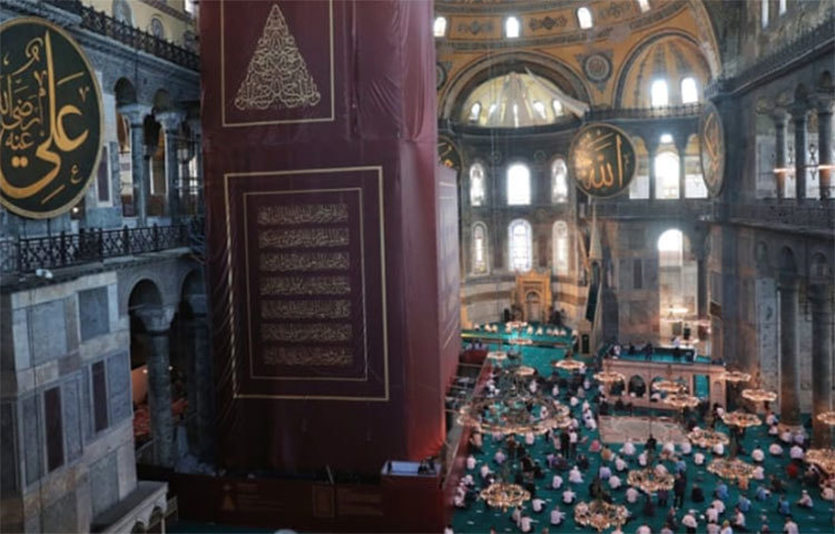 বহুল আলোচিত এই মসজিদে এক হাজার মুসল্লির ধারণ ক্ষমতা থাকলেও উদ্বোধনী দিনে জুমার নামাজ আদায়ের জন্য এর আশপাশের এলাকায় হাজার হাজার মানুষ অবস্থান নেন।