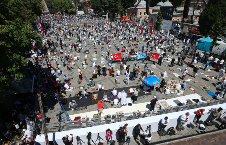 এর আগে, বৃহস্পতিবার ইস্তাম্বুলের গভর্নর আলী ইয়ালিকায়া বলেন, মুসলিমরা অধীর আগ্রহে অপেক্ষা করছেন, উদ্বোধনের সময় সবাই সেখানে অংশ নিতে চান।