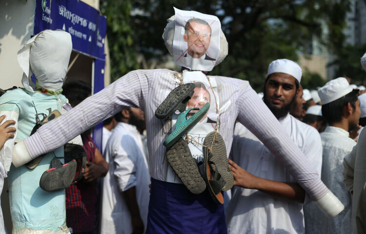 ফ্রান্সের প্রেসিডেন্টের কুশপুত্তলিকা নিয়ে প্রতিবাদ করা হচ্ছে। ছবি: মাহবুব আলম