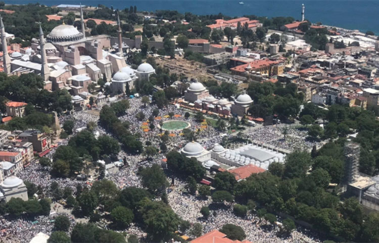 প্রায় দেড় হাজার বছর আগে অর্থোডক্স খ্রিস্টানদের প্রধান গির্জা (ক্যাথেড্রাল) হিসেবে হায়া সোফিয়া প্রতিষ্ঠিত হয়। কয়েক শতাব্দী পর অটোমান শাসকরা এটিকে মসজিদে রূপান্তরিত করেন। ১৯৩৪ সালে এটিকে জাদুঘরে রূপান্তরিত করে তৎকালীন ধর্মনিরপেক্ষ তুর্কি সরকার।