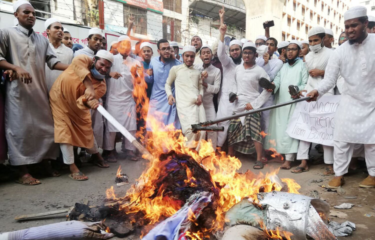 ফ্রান্সের প্রেসিডেন্টের কুশপুত্তলিকা পোড়ানো হচ্ছে। ছবি: মাহবুব আলম
