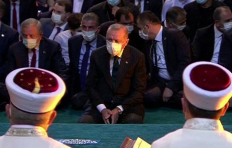 গত ১০ জুলাই তুরস্কের আদালত হায়া সোফিয়াকে জাদুঘরের মর্যাদা বাতিল করে মসজিদে রূপান্তরের আদেশ দেন। মসজিদ ছাড়া অন্যকিছু হিসেবে এটির ব্যবহারকে অবৈধ বলেও জানান আদালত।