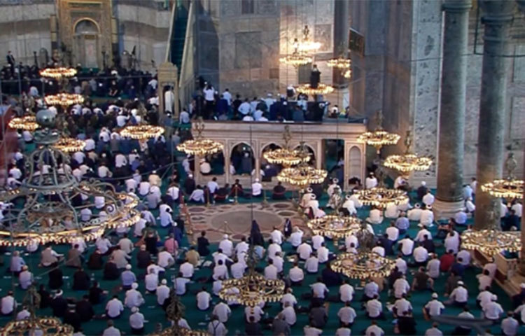 তুরস্কের সরকারি সংবাদসংস্থা আনাদোলু বলছে, নামাজের আগে নিরাপত্তা তল্লাশি পেরিয়ে এক হাজার মুসল্লি মসজিদের ভেতরে ঢোকার অনুমতি পান।