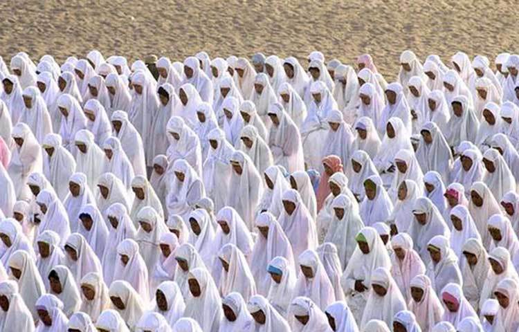 দশম স্থানে ইন্দোনেশিয়া: ৩৬ পয়েন্ট নিয়ে ইন্দোনেশিয়া আছে দশ নম্বরে। ইসলামি বিনিয়োগে দেশটি আছে নয় নম্বরে। এছাড়া হালাল কসমেটিক্স এবং হালাল ওষুধ বেশি পাওয়া যায় এমন দেশগুলোর মাঝে ইন্দোনেশিয়া আছে অষ্টম স্থানে।