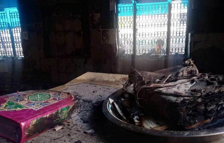 ফারুকিয়া মসজিদে পুড়েছে ধর্মীয় বই-পত্র।