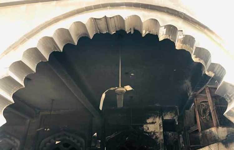 আগুনে পুড়ে বাঁকা হয়ে ঝুলছে ফ্যান।