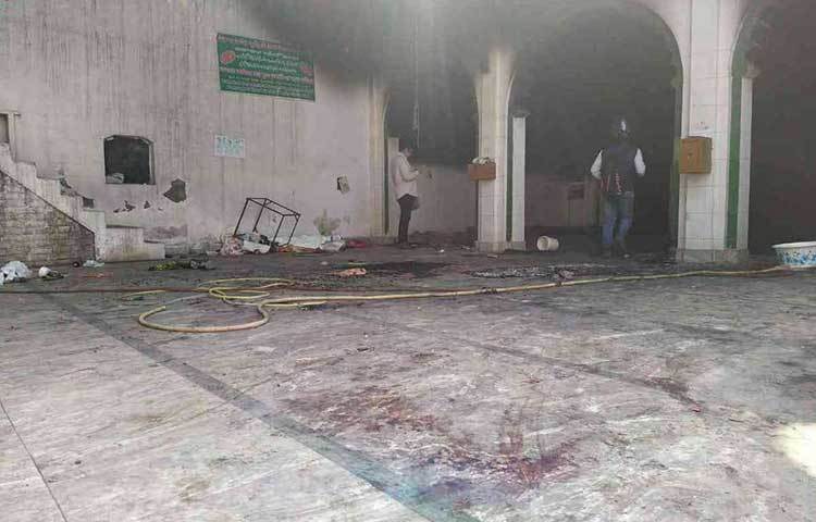 মসজিদটিতে হামলাও চালানো হয়।