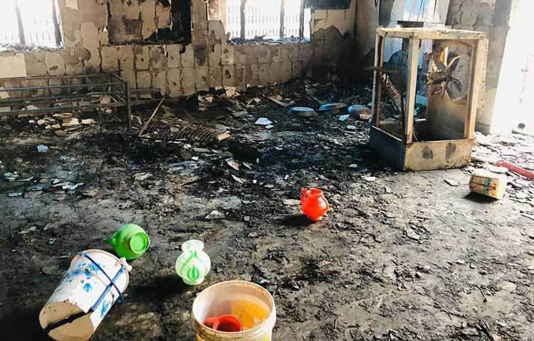 আগুনে পুড়ে খসে পড়েছে মসজিদের টাইলস।