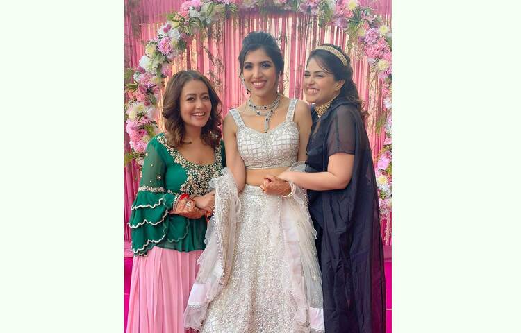 প্রিয়জনদের সাথে হাসি-খুশি নেহা। ছবি: ফেসবুক