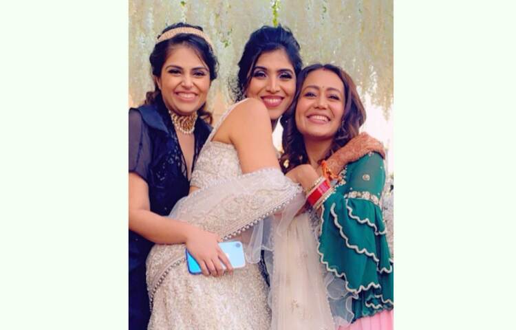 পরিবারের সবাইকে নিয়ে উৎসবে মেতেছেন নেহা। ছবি: ফেসবুক