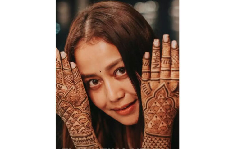 মেহেদি রাঙা হাত।