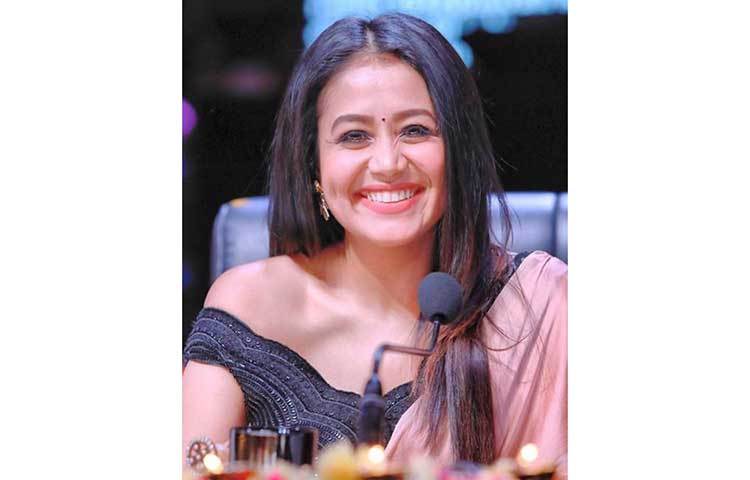 গানের সূত্র ধরেই এরপর উত্তরাখন্ড থেকে মুম্বাইতে হাজির হন নেহা কক্কর এবং তার ভাই টনি কক্কর।