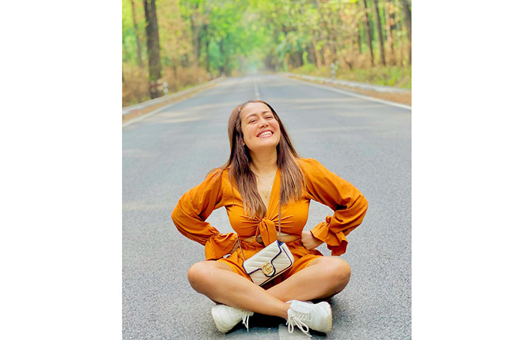 ভ্রমণে বের হয়ে এমন ফটোশুট করেছেন নেহা। ছবি: ফেসবুক