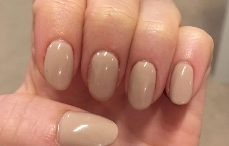 জেল এবং অ্যাক্রিলিক নখ এড়িয়ে চলতে হবে: নেইল আর্ট, জেল এবং অ্যাক্রিলিক নখ দেখতে আকর্ষণীয়। কিন্তু এগুলো নখ দুর্বল করে দেয় এবং নখের বৃদ্ধিতে বাধা দেয়। জেল বা অ্যাক্রিলিক্স দিয়ে নখ সাজানো একবার করা যায়। কিন্তু নিয়মিত নেইল আর্ট, অ্যাক্রিলিক্স এবং জেল ব্যবহার করলে নখের গুণমান এবং বৃদ্ধি নষ্ট হয়। ছবি: সংগৃহীত