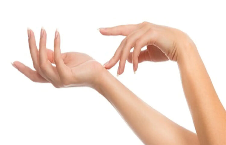 ডিমের খোসার ব্যবহার: ডিমের খোসায় থাকা অতিরিক্ত ক্যালসিয়াম নখ মজবুত করতে সাহায্য করে। ডিমের খোসা পরিষ্কার করে পিষে পেস্ট তৈরি করতে হবে। তারপরে পেস্টটি নখে লাগাতে হবে। ছবি: সংগৃহীত