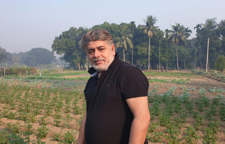 সবজি খেতে হাস্যোজ্বল নাঈম। ছবি: সংগৃহীত