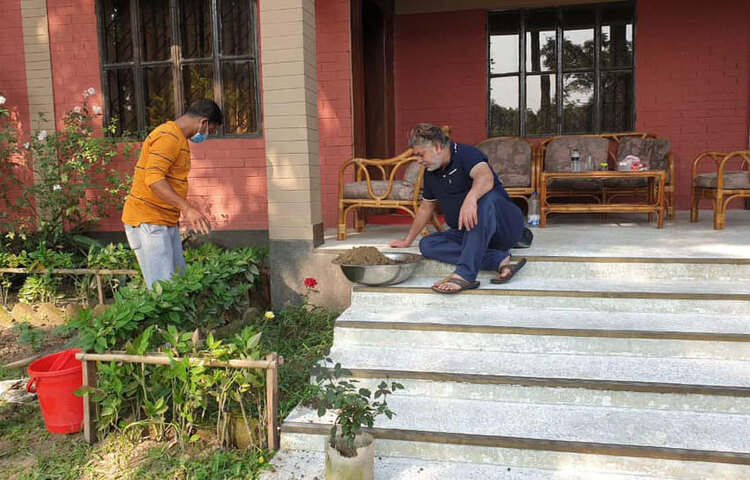 সহকারীকে কাজের নির্দেশনা দিচ্ছেন নাঈম। ছবি: সংগৃহীত