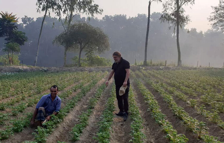 খোঁজ নিয়ে জানা গেছে, ফেসবুকে পোস্ট করা নাঈমের ছবিগুলো টাঙ্গাইলে দেলদুয়ার থানার পাথরাইলে। মিডিয়া থেকে আড়ালে চলে যাওয়া নায়ক নাঈম পৈতৃক ব্যবসা নিয়ে ব্যস্ত। তিনি নবাব স্যার সলিমুল্লাহর বংশধর। ছবি: সংগৃহীত