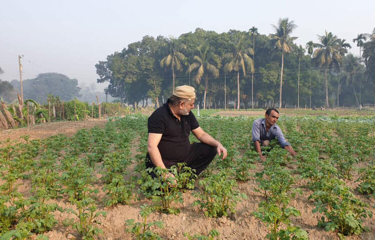 মাঠে কৃষিকাজ করছেন নাঈম। ছবি: সংগৃহীত