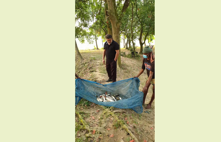 মাছ ধরার কাজে ব্যস্ত নাঈম। ছবি: সংগৃহীত