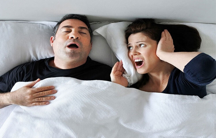 নাক ডাকা সমস্যাকে কোনোভাবেই হেলাফেলা করা ঠিক নয়। অতিরিক্ত ওজন, নাকে কোনো ধরনের ব্লক, নাকের হাড়ের কোনো সমস্যা, সর্দি লাগা, ফুসফুসের সমস্যার কারণেও মানুষ নাক ডাকে। ছবি: সংগৃহীত