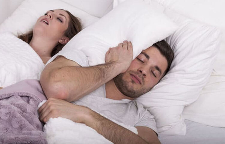 গবেষণায় দেখা গেছে, সম্পূর্ণ চিৎ হয়ে না শুয়ে ডান বা বাঁ দিকে কাত হয়ে শুলে নাক ডাকার সমস্যা অনেকটাই কমে যায়। ছবি: সংগৃহীত