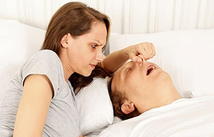 যাদের নাক বন্ধ বা সর্দি হয়েছে, তারা অনেক সময় নাক ডাকার সমস্যায় ভোগেন। শুষ্ক আবহাওয়ায় এই সমস্যা আরও খারাপ হতে পারে। তাই শোয়ার ঘরের তাপমাত্রা আর্দ্র রাখার চেষ্টা করুন, হিউমিডিফায়ার ব্যবহার করতে পারেন। ছবি: সংগৃহীত