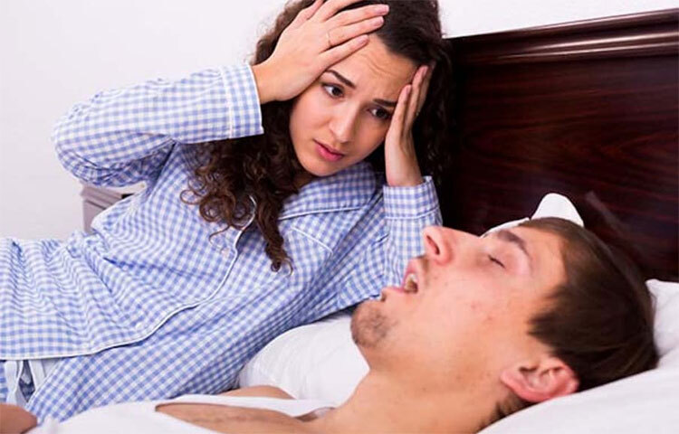 ঠিক মতো ঘুম না হলে এবং শরীরে দুর্বলতা ও ক্লান্তি থাকলে নাক ডাকার সম্ভাবনা বেশি থাকে। তাই প্রতি রাতে ঘুমানোর আগে স্টিম নিন, এতে নাক ডাকা বন্ধ হতে পারে। ছবি: সংগৃহীত