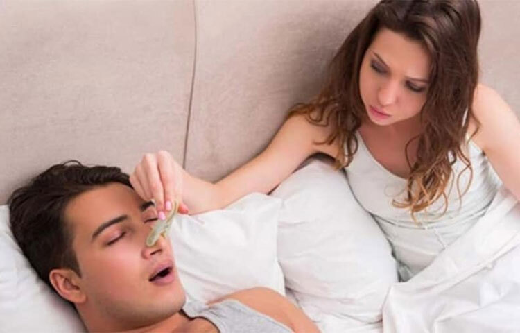 বেশি ওজনের কারণে কারো কারো নাক ডাকার সমস্যা হয়। মোটা মানুষদের গলায় ও ঘাড়ে বাড়তি কিছু টিস্যু থাকে। যে কারণে শ্বাসপ্রশ্বাসের রাস্তা ছোট হয়ে যায়। ছবি: সংগৃহীত