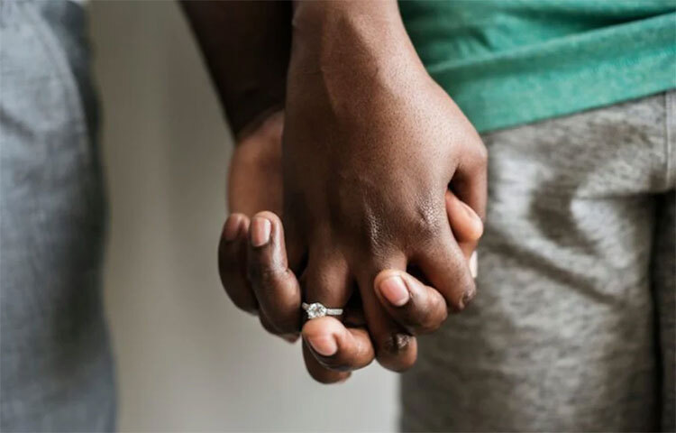 নারীদের ক্ষেত্রে হাতের মধ্যমা অন্য আঙুলগুলোর থেকে যদি লম্বা হয়: পুরুষদের ক্ষেত্রে হাতের মাঝের আঙুল বা মধ্যমা সাধারণত অন্য আঙুলগুলোর থেকে লম্বা হয়, ঠিক তার উল্টোটা হয় নারীদের ক্ষেত্রে। কিন্তু ২০০৮ সালে সংঘটিত একটি বিশ্বব্যাপী সমীক্ষায় দেখা গিয়েছে, যেসব নারীর হাতের মাঝের আঙুলটি অন্য আঙুলগুলোর থেকে লম্বা হয়, তাদের অস্টিওআর্থারাইটিসে আক্রান্ত হওয়ার সম্ভাবনা থাকে বেশি। ছবি: সংগৃহীত