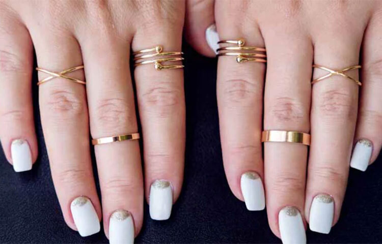 আঙুল যদি ফুলে যায়: আঙুল ফুলে ওঠা বা আঙুল ভাঁজ করতে ব্যথা অনুভব করা অনেক ক্ষেত্রেই হাইপারথাইরয়েডিজম বা থাইরয়েড বৃদ্ধির লক্ষণ। এই উপসর্গ দেখা দিলে ডাক্তারের সঙ্গে শীঘ্র যোগাযোগ করুন। ছবি: সংগৃহীত