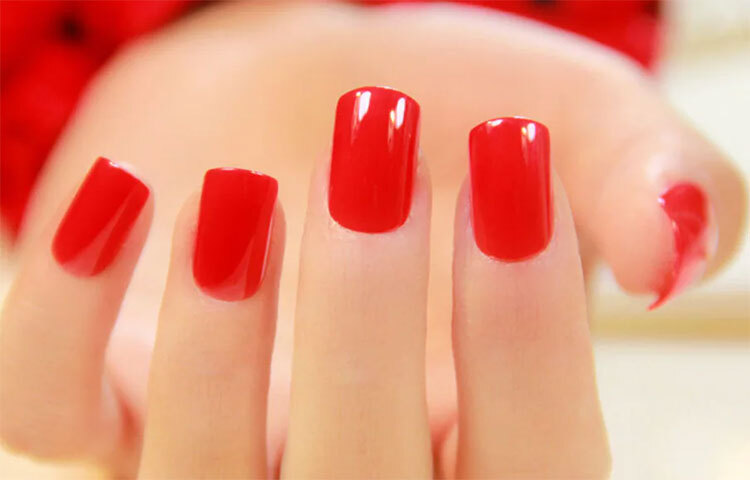 নখ যদি বিবর্ণ হয়: সাধারণত সুস্থ মানুষের নখ স্বাভাবিক অবস্থায় লালচে আভাসম্পন্ন হয়, নখের উপর চাপ দিলে তা বর্ণহীন হয়ে যায়, কিন্তু চাপ তুলে নেওয়ার কিছুক্ষণের মধ্যেই আবার লালচে বর্ণ ধারণ করে। কিন্তু নখ যদি স্বাভাবিক অবস্থাতেই বিবর্ণ হয়ে থাকে তাহলে বুঝতে হবে আপনি রক্তাল্পতা বা অ্যানিমিয়াতে ভুগছেন। ছবি: সংগৃহীত