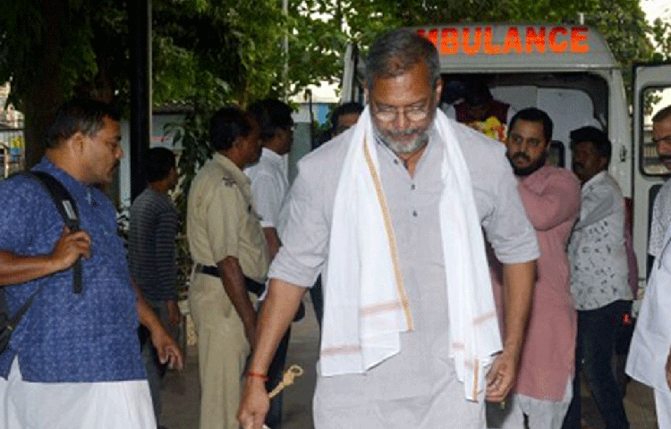 ওই বয়সেই তিনি ফিল্মের পোস্টার আকার কাজ শুরু করেন। পোস্টার পিছু ৩৫ টাকা পেতেন। একটা সময় রাস্তার জেব্রা ক্রসিং রং করেও উপার্জন করেছেন তিনি।