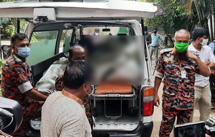 গাড়িতে করে অগ্নিকাণ্ডে মৃতদের লাশ এনে রাখা হয়েছে। ছবি: বিপ্লব দিক্ষিৎ