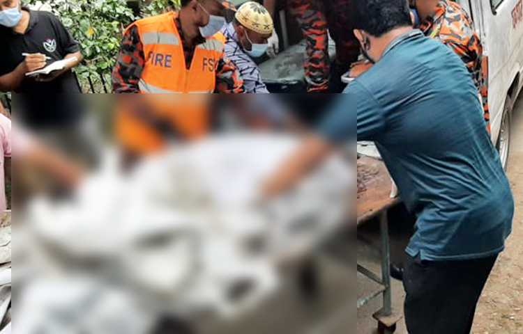 আজ বিকেল ৩টার দিকে ৫টি অ্যাম্বুলেন্সে করে এসব মৃতদেহ ঢাকা মেডিকেলের মর্গে নিয়ে আসা হয়। ছবি: বিপ্লব দিক্ষিৎ