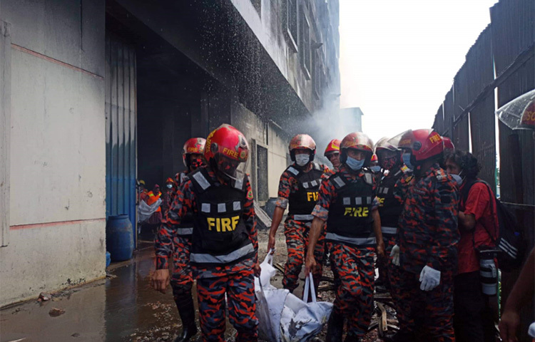 আজ দুপুরে ঘটনাস্থলে সাংবাদিকদের অগ্নিকান্ডে বিভিন্ন তথ্য  জানান ফায়ার সার্ভিস অ্যান্ড সিভিল ডিফেন্স নারায়ণগঞ্জ অফিসের উপ-সহকারী পরিচালক আব্দুল্লাহ আল আরেফীন। তিনি বলেন, ‘পাঁচ অ্যাম্বুলেন্সে করে আমরা ৪৯ জনের মরদেহ ঢাকা মেডিকেল কলেজ (ঢামেক) হাসপাতালে পাঠিয়েছি, ময়নাতদন্তের জন্য। ছবি: জাগো নিউজ