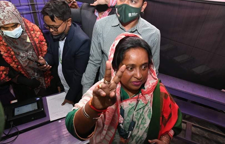 নির্বাচনে নৌকার জয়ের ব্যাপারে শতভাগ আশাবাদ ব্যক্ত করেছেন আওয়ামী লীগ মনোনীত প্রার্থী ডা. সেলিনা হায়াৎ আইভী।  নারায়ণগঞ্জের শিশুবাগ বিদ্যালয় কেন্দ্রে ভোট প্রদান শেষে তিনি সাংবাদিকদের এসব কথা বলেন। ছবি: মাহবুব আলম